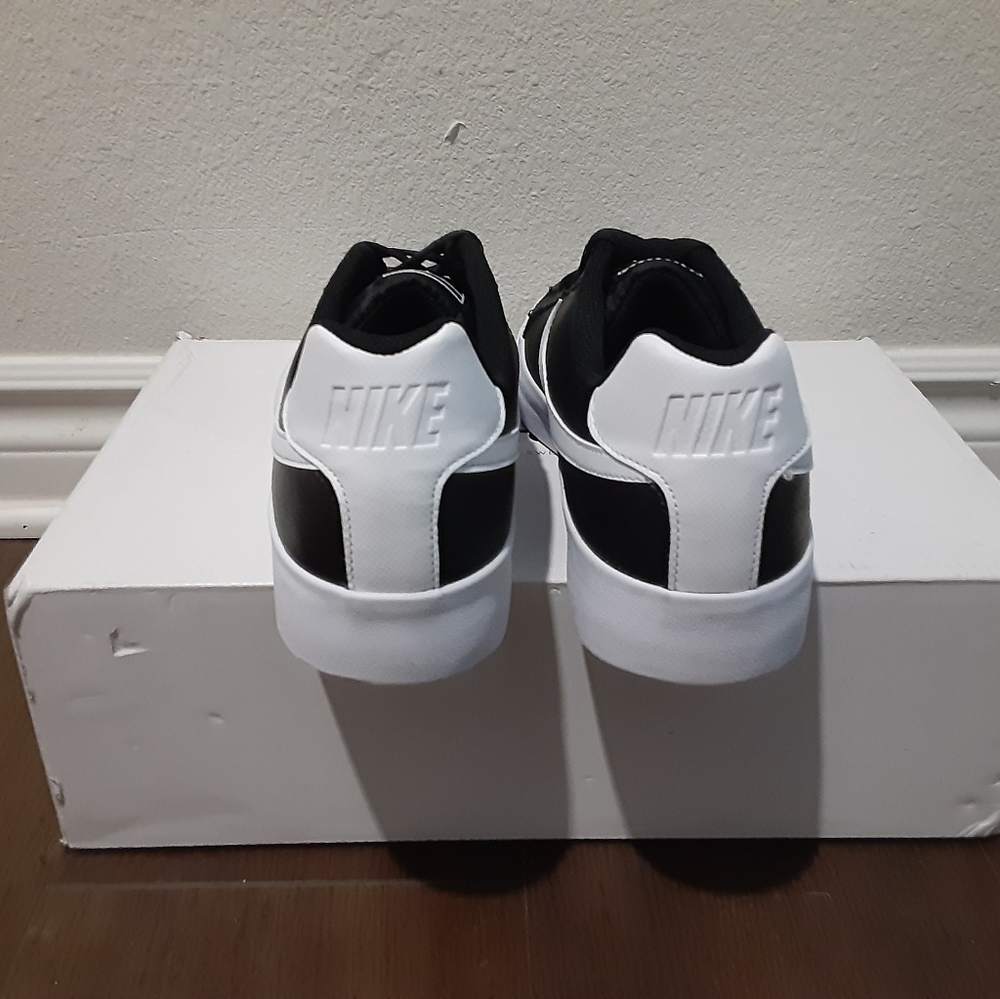Nike - Picture 3 of 4